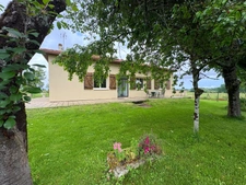 MAISON CONTEMPORAINE DE PLAIN-PIED AVEC DEPENDANCES SUR PLUS DE 1 HECTARE AVEC VUE PYRENEES 