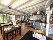 ENSEMBLE IMMOBILIER AVEC RESTAURANT, DEUX APPARTEMENTS, UN PARKING
