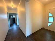 MAISON CONTEMPORAINE DE PLAIN-PIED AVEC DEPENDANCES SUR PLUS DE 1 HECTARE AVEC VUE PYRENEES 