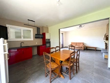MAISON CONTEMPORAINE DE PLAIN-PIED AVEC DEPENDANCES SUR PLUS DE 1 HECTARE AVEC VUE PYRENEES 