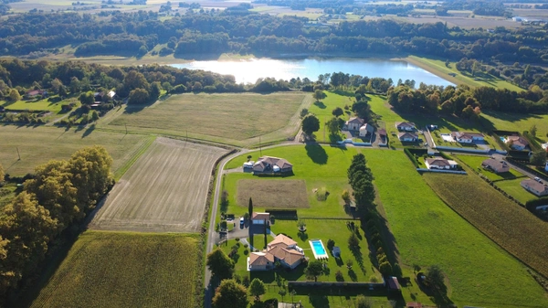 MAISON CONTEMPORAINE HAUT DE GAMME 203M2 AVEC PISCINE CHAUFFÉE ET DOUBLE GARAGE