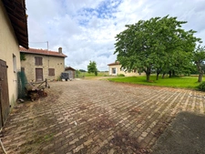 MAISON CONTEMPORAINE DE PLAIN-PIED AVEC DEPENDANCES SUR PLUS DE 1 HECTARE AVEC VUE PYRENEES 