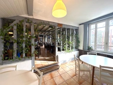 ENSEMBLE IMMOBILIER AVEC RESTAURANT, DEUX APPARTEMENTS, UN PARKING
