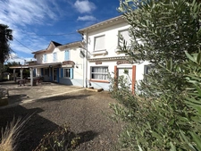 ENSEMBLE IMMOBILIER AVEC RESTAURANT, DEUX APPARTEMENTS, UN PARKING