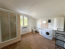 ENSEMBLE IMMOBILIER AVEC RESTAURANT, DEUX APPARTEMENTS, UN PARKING