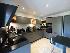 Maison de ville 6 pièces entièrement rénovée de 157m2 + T3 indépendant loué sur 3211m2 de terrain à AIRE SUR L'ADOUR (40)