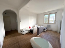 ENSEMBLE IMMOBILIER AVEC RESTAURANT, DEUX APPARTEMENTS, UN PARKING