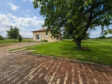 MAISON CONTEMPORAINE DE PLAIN-PIED AVEC DEPENDANCES SUR PLUS DE 1 HECTARE AVEC VUE PYRENEES 