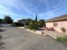 MAISON CONTEMPORAINE 4 PIECES AVEC SPA ET DEPENDANCES