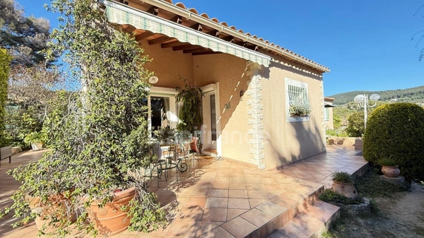 Ceyreste charmante maison de plain pied de 130 M2, 3 chambres, garage, piscine sur un terrain de 1 600 M2