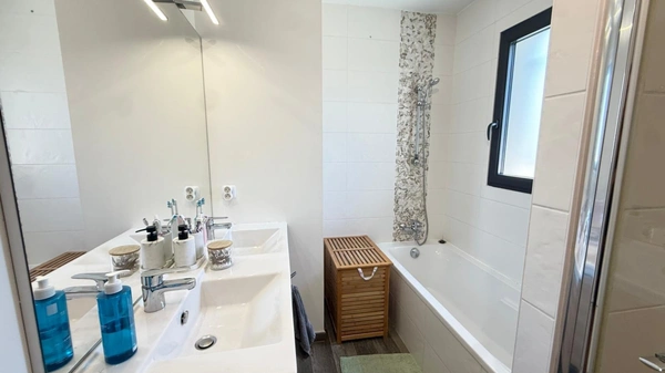 Maison à vendre 4 pièces CEYRESTE (13)
