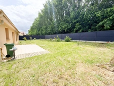 CONNERRÉ – Pavillon de plain-pied 3 chambres avec garage et jardin clos