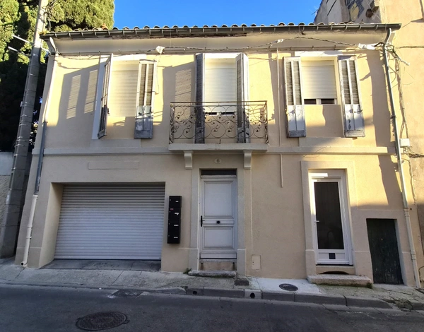 Immeuble avec 4 appartements et un garage à vendre à NIMES (30)