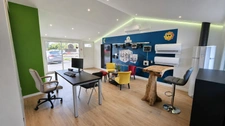 Local/bureau à louer proche de LA ROCHELLE / LAGORD (17), SANS DROIT d'ENTREE, TOUTES ACTIVITES COMMERCIALES BUREAUX SHOWROOM, 2 PLACES PARKING