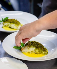 A VENDRE RESTAURANT LA ROCHELLE (17) MARCHE, Belles prestations, affaire clés en mains, FORT VOLUME D'AFFAIRE
