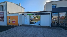 Local/bureau à louer proche de LA ROCHELLE / LAGORD (17), SANS DROIT d'ENTREE, TOUTES ACTIVITES COMMERCIALES BUREAUX SHOWROOM, 2 PLACES PARKING