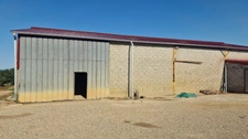 Bâtiments agricole avec studio à rénover - 19 hectares