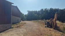 Bâtiments agricole avec studio à rénover - 19 hectares