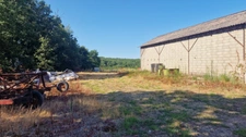 Bâtiments agricole avec studio à rénover - 19 hectares