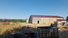 Bâtiments agricole avec studio à rénover - 19 hectares