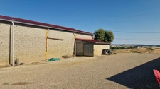 Bâtiments agricole avec studio à rénover - 19 hectares