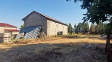 Bâtiments agricole avec studio à rénover - 19 hectares