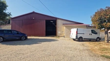 Bâtiments agricole avec studio à rénover - 19 hectares