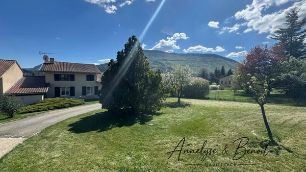 Maison jumelée 141 m² – Piscine – Grand terrain – Excellent DPE B – La Bâtie-Montsaléon