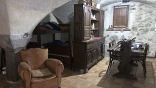 Maison de village à rénover – Plein centre – 80 m² au sol / 57 m² Carrez – Jardinet + Cave