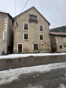 Grande maison de village indépendante à rénover – 257 m² – Fort potentiel – Saint-Julien-en-Beauchêne
