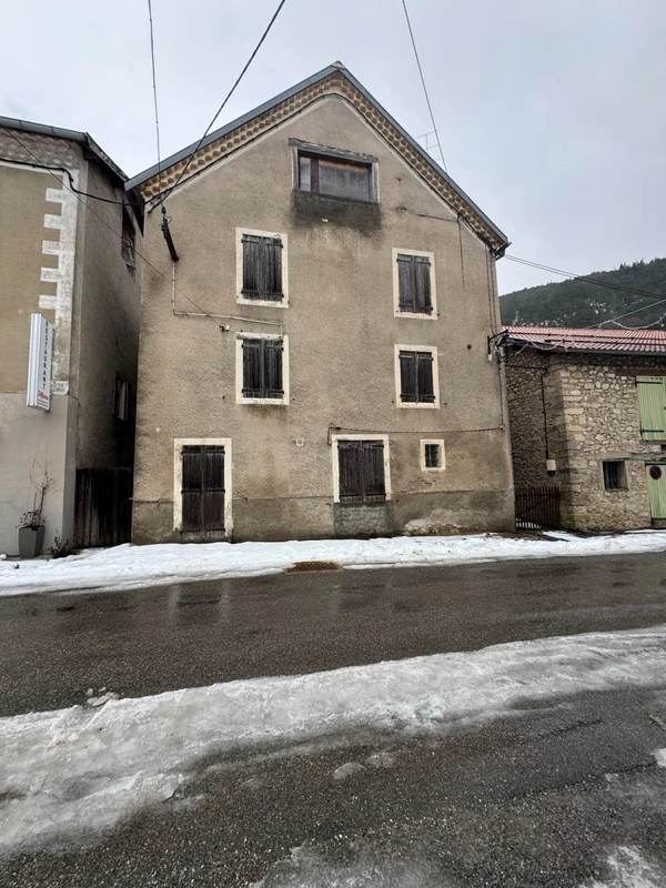 Grande maison de village indépendante à rénover – 257 m² – Fort potentiel – Saint-Julien-en-Beauchêne