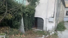 Maison de village à rénover – Plein centre – 80 m² au sol / 57 m² Carrez – Jardinet + Cave