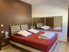 Maison avec studio indépendant et piscine chauffée – 2300 m² de terrain – CHABESTAN (05)