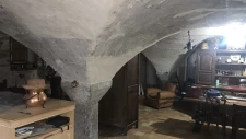 Maison de village à rénover – Plein centre – 80 m² au sol / 57 m² Carrez – Jardinet + Cave
