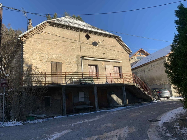Bâtisse à rénover – LUS-LA-CROIX-HAUTE (Hameau Les Corréardes) 80 m² habitables + grande grange 140 m² + dépendances