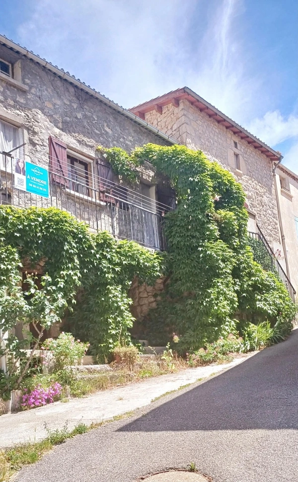 Maison de village pleine de charme avec vue – La Piarre (05)