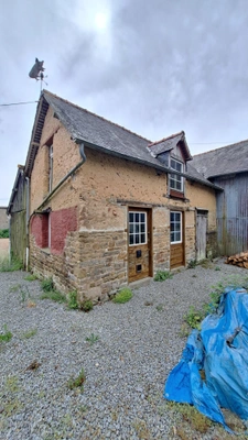 Maison en pierre pleine de charme avec cour, jardin et dépendances
