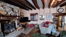 Maison en pierre pleine de charme avec cour, jardin et dépendances