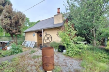 Maison en pierre pleine de charme avec cour, jardin et dépendances