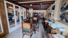 Maison en pierre pleine de charme avec cour, jardin et dépendances