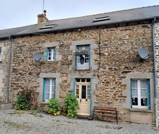 Maison en pierre pleine de charme avec cour, jardin et dépendances