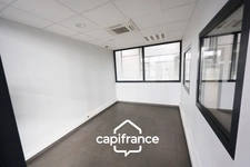 Local d’activité / commercial premium – 740 m² – axe stratégique – terrain 7 500 m² – accès poids lourds