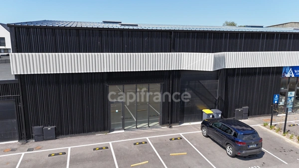 À louer Local d’activité de 581 m² avec mezzanine lumineuse Caen Nord périphérique 