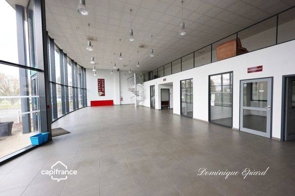 Local d’activité / commercial premium – 740 m² – axe stratégique – terrain 7 500 m² – accès poids lourds
