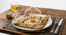 À VENDRE – CRÊPERIE – TRES GRANDE TERRASSE - EMPLACEMENT À FORT PASSAGE – LICENCE IV