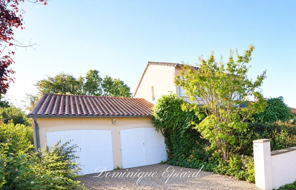 NOUAILLÉ-MAUPERTUIS – Commerces à pied – construction brique MONOMUR 133m2 – 4 CHAMBRES – DPE C – DOUBLE GARAGE
