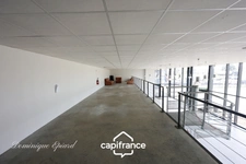 Local d’activité / commercial premium – 740 m² – axe stratégique – terrain 7 500 m² – accès poids lourds