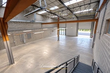Local d’activité 852 m² sous garantie décennale – Caen Nord, proche périphérique et transports – Toiture neuve (2026)