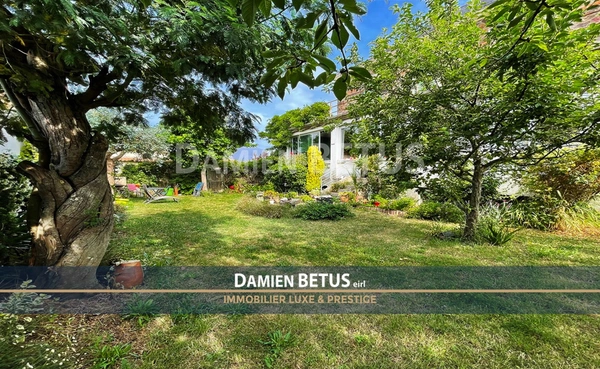 Maison à vendre 10 pièces SAINT GILLES CROIX DE VIE (85), centre-ville, jardin, proche plage