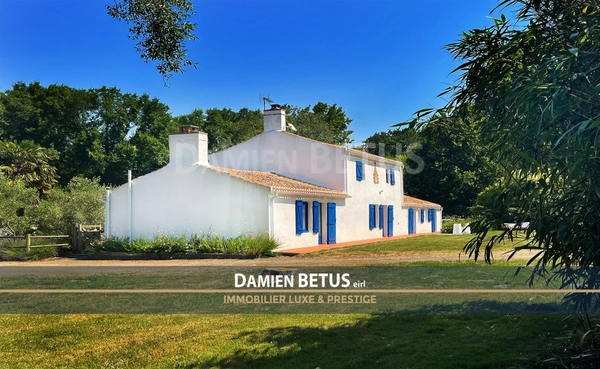 Maison à vendre 11 pièces proche CHALLANS (85), propriété haut de gamme, terres attenantes